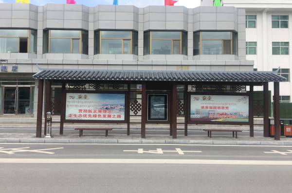 天祝LCD顯示屏候車(chē)亭，殼體采用復(fù)古樣式，貼合城市特色及滿(mǎn)足乘客需求